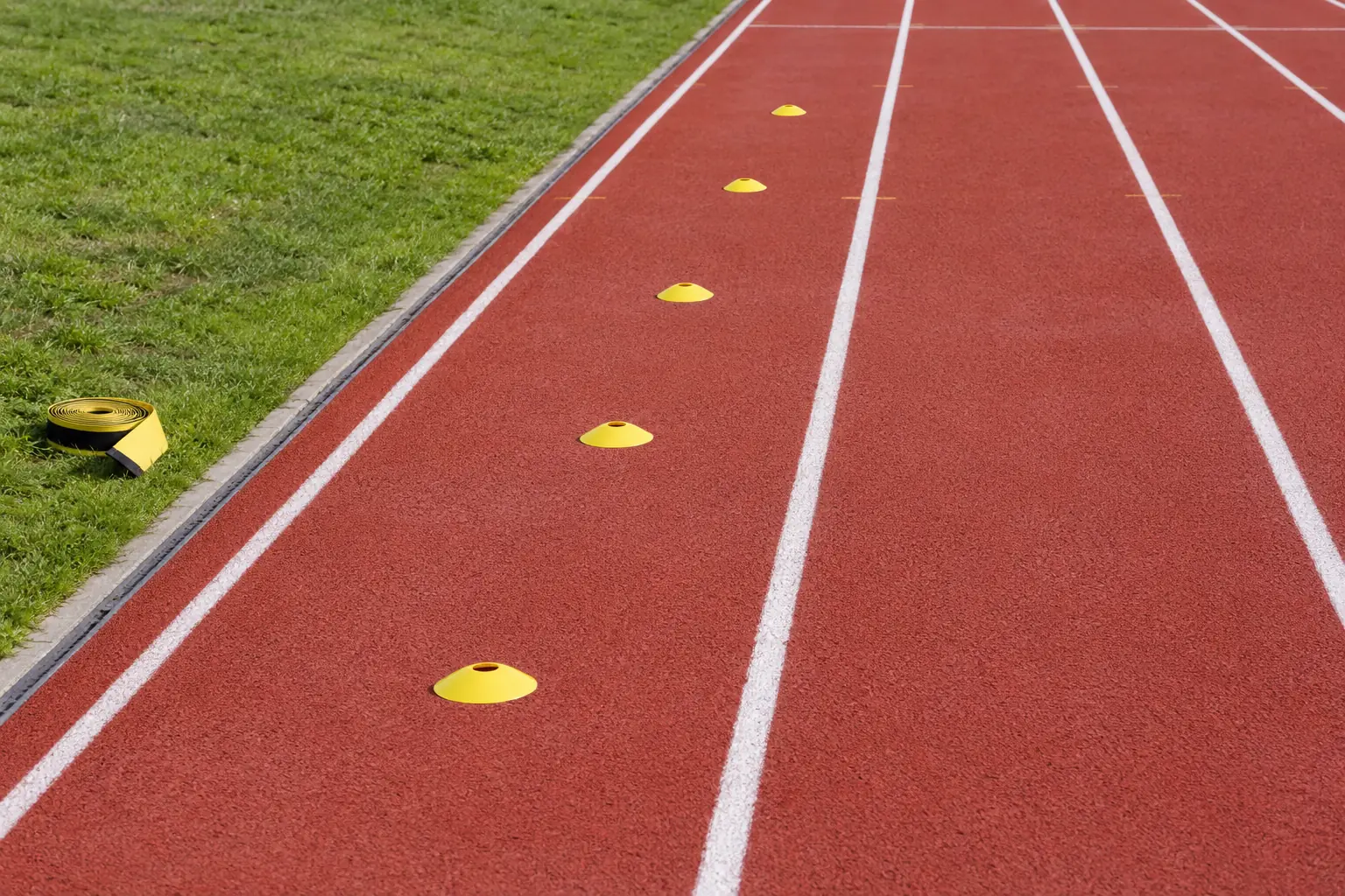 Illustration: Yellow interval markers along a red track straight.